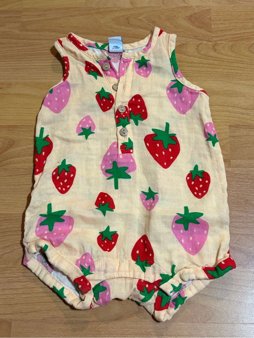 Infant GOOD Strawberry Old Navy Romper Size 3-6 months